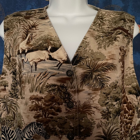 Liz wear safari vest - Picture 6 of 10